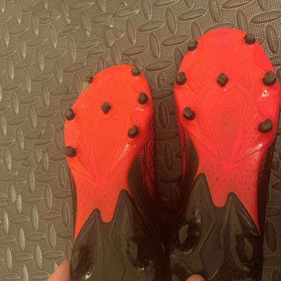 Boys Soccer cleats - Picture 2 of 4